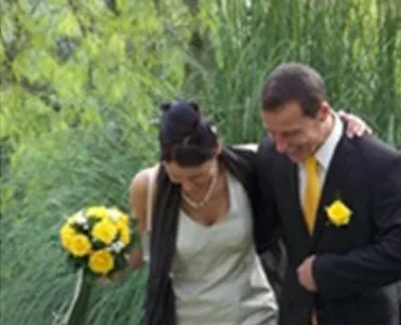 Glückliches Hochzeitspaar mit gelbem Rosenstrauß