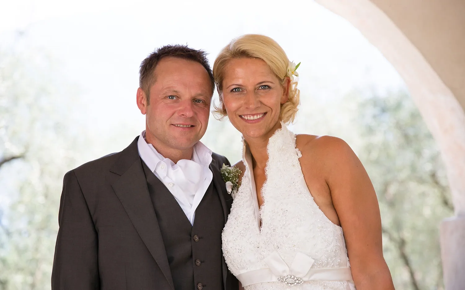 Lächelndes Brautpaar am Hochzeitstag